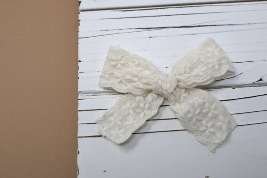 Cream Embroidered Lace Small Bow (Alligator Clip Only)