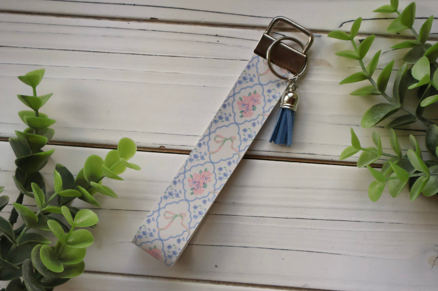 Corner Spa Floral Wristlet