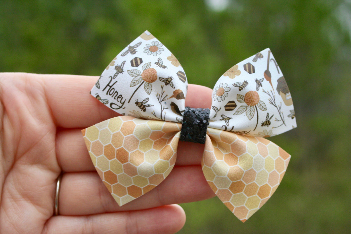 Bee My Honey Wren Bow